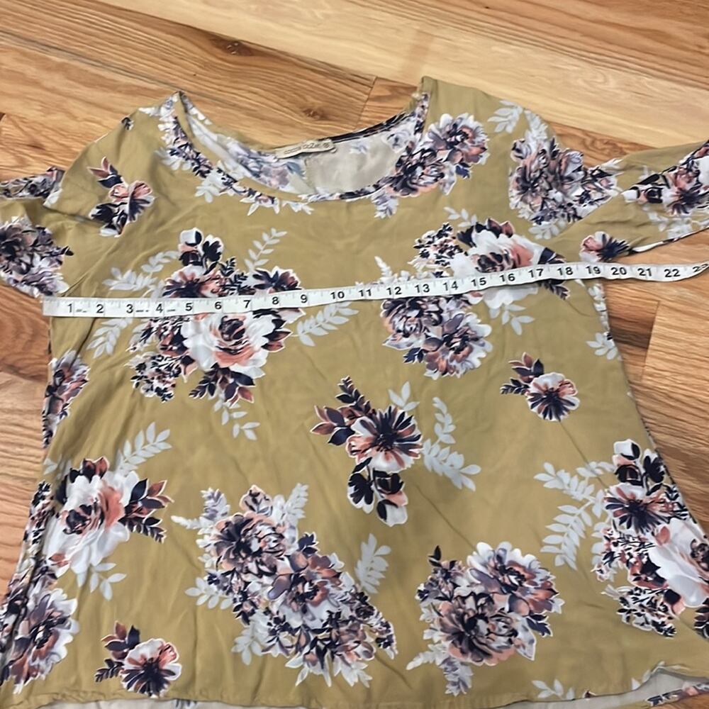 Coco’s Clozet floral blouse with detail on slightly flared sleeve medium - Picture 6 of 7